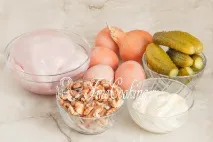Салат з волоськими горіхами та куркою. куркою