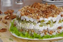 Салат з волоськими горіхами та куркою. волоськими