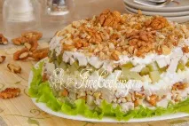 Салат з волоськими горіхами та куркою. волоськими