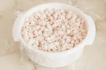 Салат з волоськими горіхами та куркою. куркою