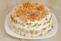 Салат з волоськими горіхами та куркою. куркою