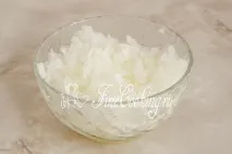 Салат з волоськими горіхами та куркою. яйця