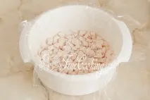 Салат з волоськими горіхами та куркою. воду