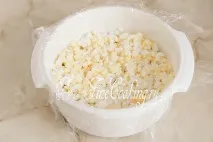 Салат з волоськими горіхами та куркою. воду