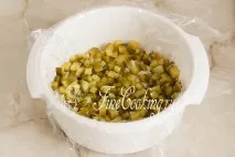 Салат з волоськими горіхами та куркою. салат