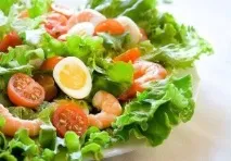 Салат з креветками та помідорами черрі рецепти з сиром, авокадо, руколою креветками