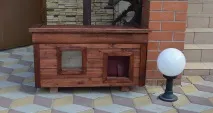 Собачабудка з вікном вікно