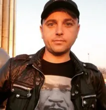 Соліст групи«Відчайдушні шахраї» захищає сім’ю від небезпечної фанатки відчайдушні