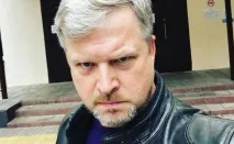 истината хоспитализиран