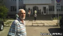Затриманого за пікет у Сімферополі літнього активіста Давлатова привезли до суду пікет