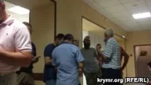 Затриманого за пікет у Сімферополі літнього активіста Давлатова привезли до суду давлатова