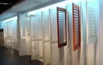 Жалюзійні двері дерев’яні, пластикові, металеві дерев