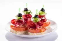 10 чарівних канапе на новорічний стіл канапе