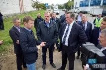 през организиран