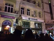 Протестувальники в центрі Києва розбили вікна у будівлі - Ощадбанку - 112 Україна протестувальники