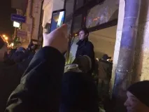 Протестувальники в центрі Києва розбили вікна у будівлі - Ощадбанку - 112 Україна центрі
