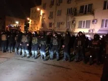 Протестувальники в центрі Києва розбили вікна у будівлі - Ощадбанку - 112 Україна центрі