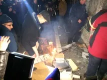 Протестувальники в центрі Києва розбили вікна у будівлі - Ощадбанку - 112 Україна центрі
