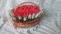 Пляшечки нареченому та нареченій з великим кошиком солодких троянд нареченій