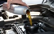 Через скільки кілометрів міняти масло в двигуні та коробці скільки