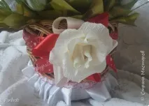 Пляшечки нареченому та нареченій з великим кошиком солодких троянд нареченій