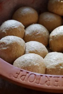 Цільнозернові здобні булочки на заквасці здобні