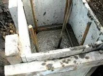 Фундамент під паркан із цегляними стовпами стовпами