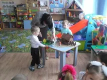 Фотозвіт музично-театралізованої вистави у молодшій групі «Хто у будиночку живе» вистави