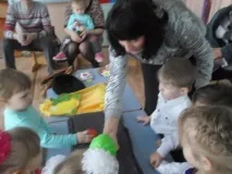 Фотозвіт музично-театралізованої вистави у молодшій групі «Хто у будиночку живе» вистави