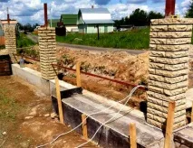 Фундамент під паркан із цегляними стовпами паркан