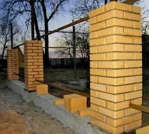 Фундамент під паркан із цегляними стовпами цегляними