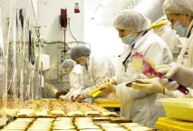 Як і де готують їжу, яку подають пасажирам літаків Україна Цінності подають