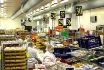 Як і де готують їжу, яку подають пасажирам літаків Україна Цінності подають