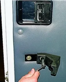 Як зняти оббивку та замок зсувних дверей автомобіля Газель замок