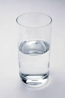 Як впливає на роботу кишечника склянку води, випиту вранці, до їди води