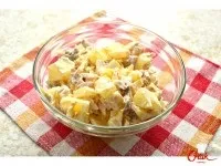 Курячий салат з ананасами та печерицями - рецепт на печерицями