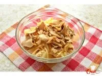 Курячий салат з ананасами та печерицями - рецепт на печерицями