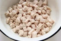 Салат Гніздо перепілки (курка, картопля, яйця, огірок, кукурудза, зелень) - рецепт з покроковими салат