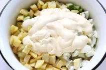 Салат Гніздо перепілки (курка, картопля, яйця, огірок, кукурудза, зелень) - рецепт з покроковими картопля