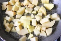 Салат Гніздо перепілки (курка, картопля, яйця, огірок, кукурудза, зелень) - рецепт з покроковими курка