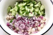 Салат Гніздо перепілки (курка, картопля, яйця, огірок, кукурудза, зелень) - рецепт з покроковими гніздо