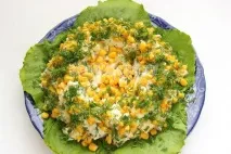 Салат Гніздо перепілки (курка, картопля, яйця, огірок, кукурудза, зелень) - рецепт з покроковими картопля