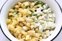 Салат Гніздо перепілки (курка, картопля, яйця, огірок, кукурудза, зелень) - рецепт з покроковими перепілки