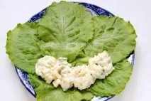 Салат Гніздо перепілки (курка, картопля, яйця, огірок, кукурудза, зелень) - рецепт з покроковими картопля