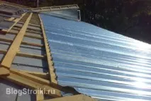 Іржа на оцинкованій покрівлі даху