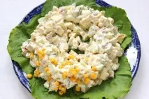 Салат Гніздо перепілки (курка, картопля, яйця, огірок, кукурудза, зелень) - рецепт з покроковими гніздо