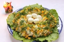 Салат Гніздо перепілки (курка, картопля, яйця, огірок, кукурудза, зелень) - рецепт з покроковими гніздо