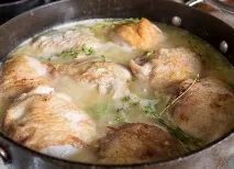 Рецепт тушкованої курки з оливками та чебрецем на Смачному Блозі оливками