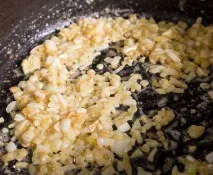 Рецепт тушкованої курки з оливками та чебрецем на Смачному Блозі оливками