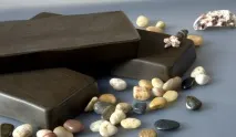 позбавляє